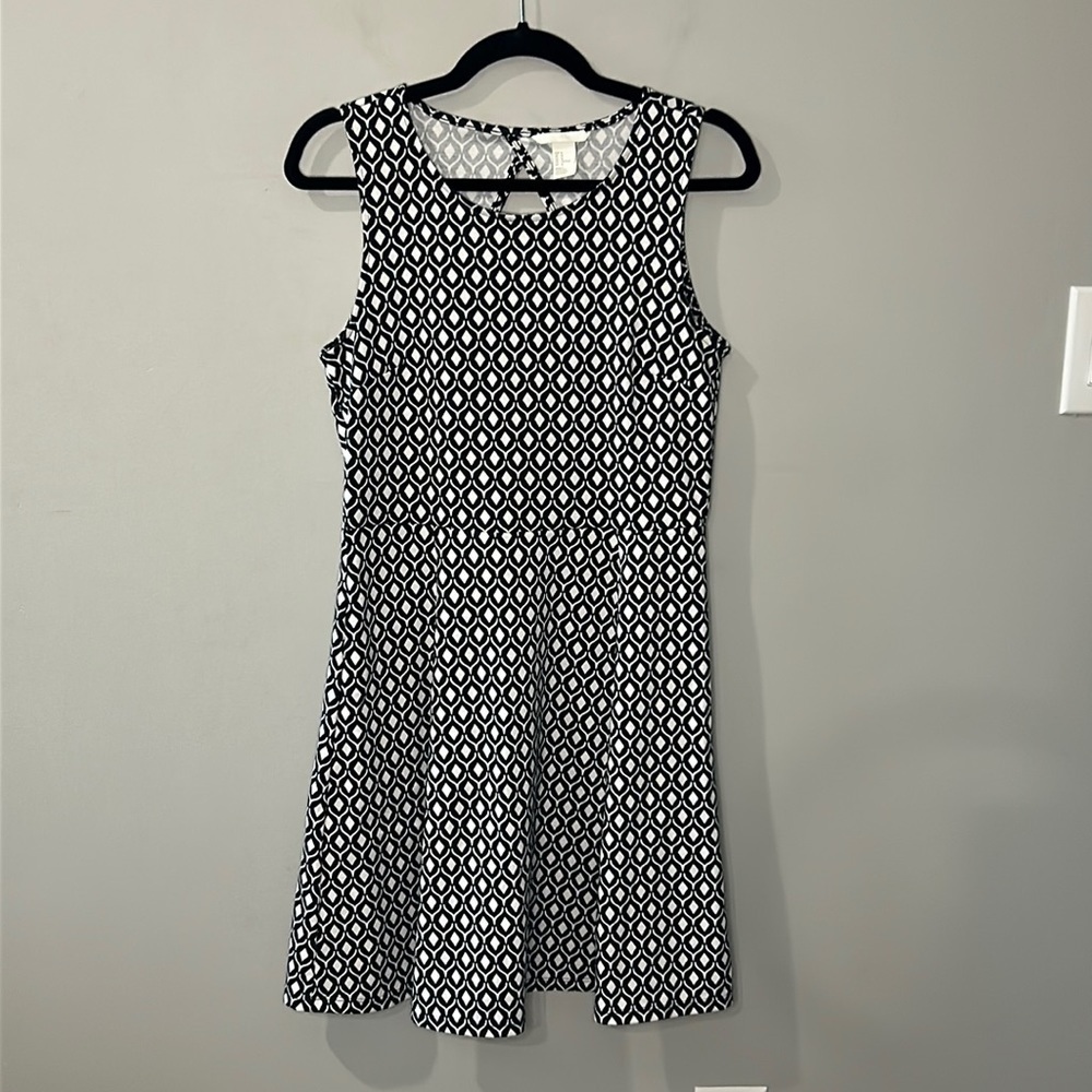H&M Black and White Skater Dress with Keyhole in Back Women's Size M